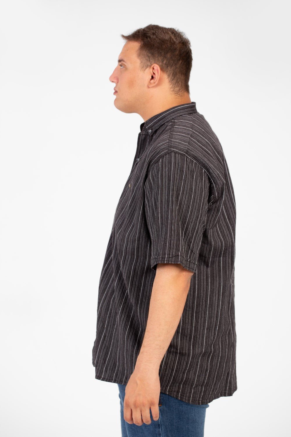 قميص توماتو رجالي مخطط بنصف كم ومقاس كبير بتفاصيل أساسية