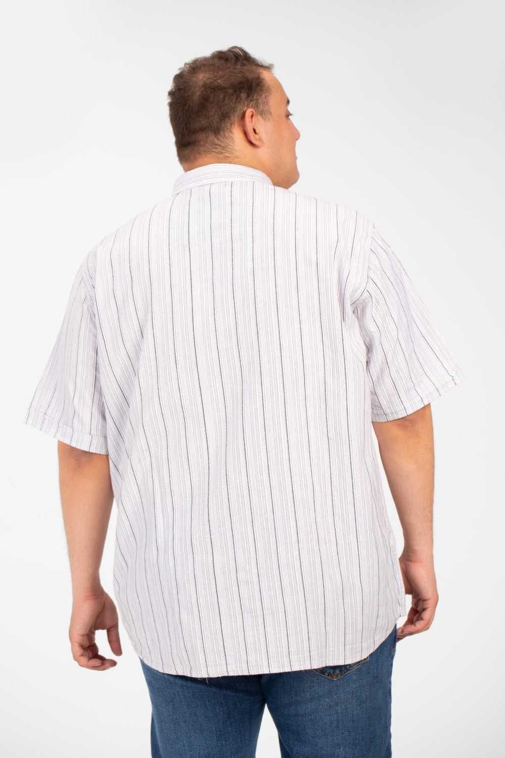 قميص توماتو رجالي مخطط بنصف كم ومقاس كبير بتفاصيل أساسية