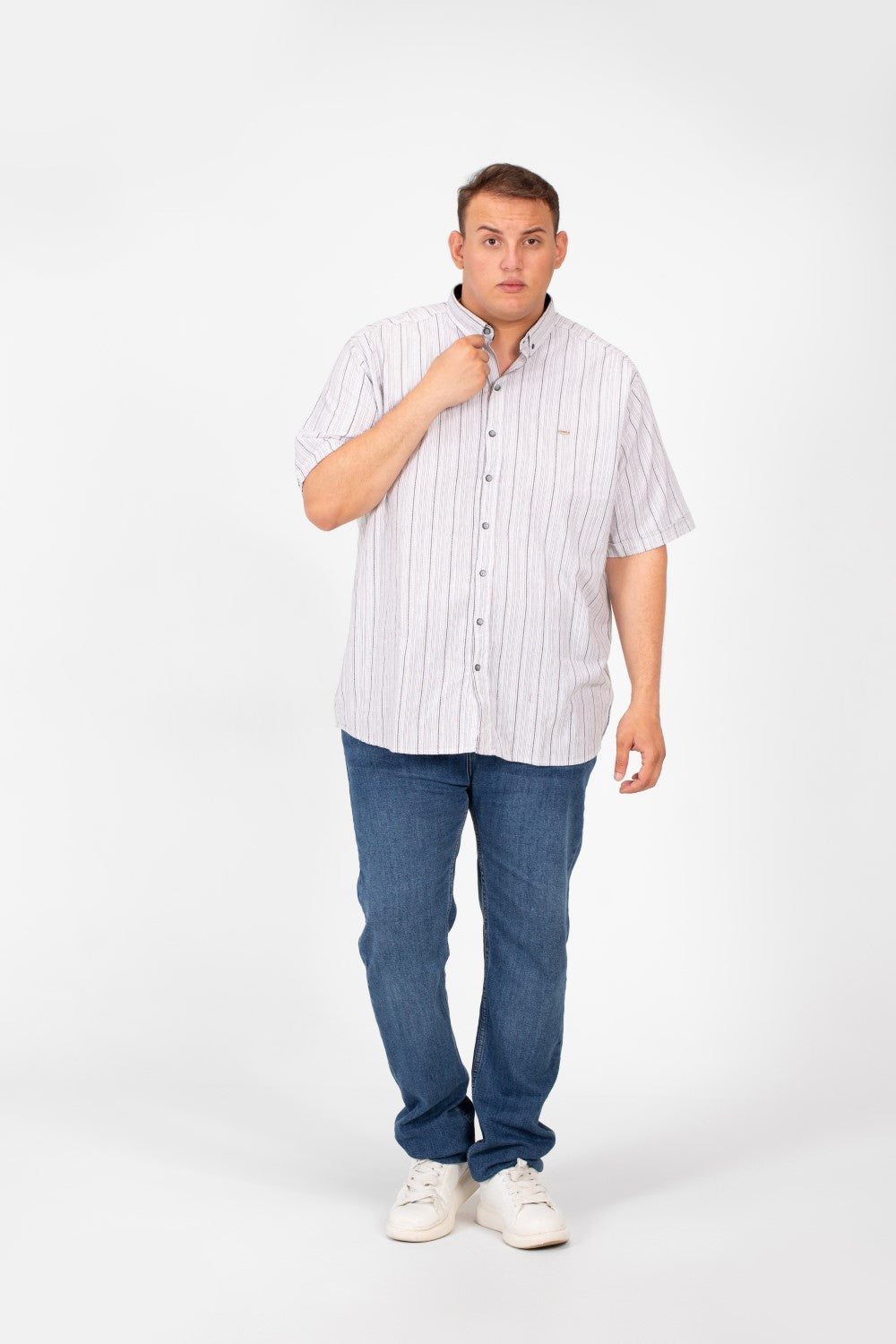 قميص توماتو رجالي مخطط بنصف كم ومقاس كبير بتفاصيل أساسية