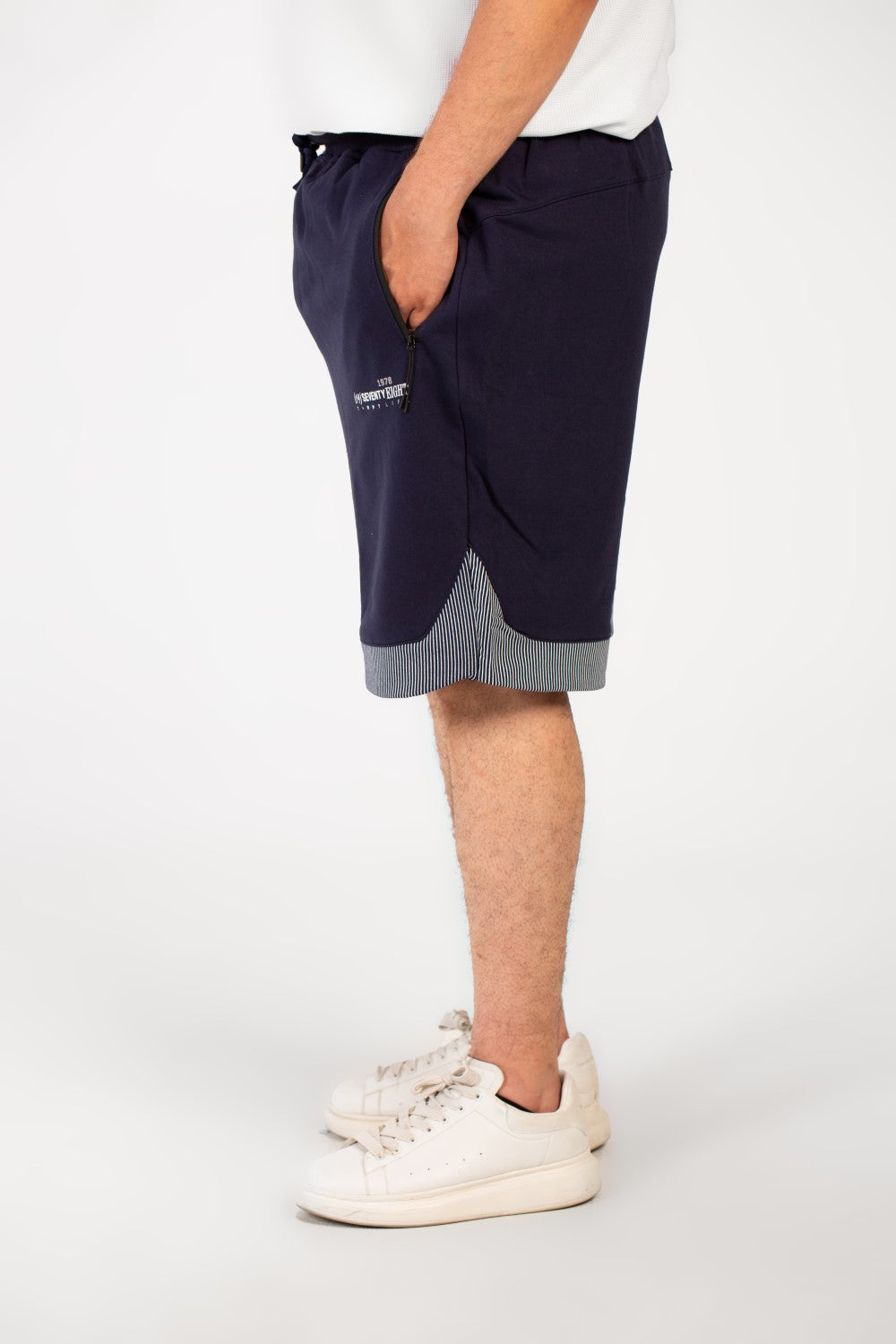 شورت ميلتون رجالي قصير بتصميم عصري ومقاس كبير مع طبعة نص جانبية