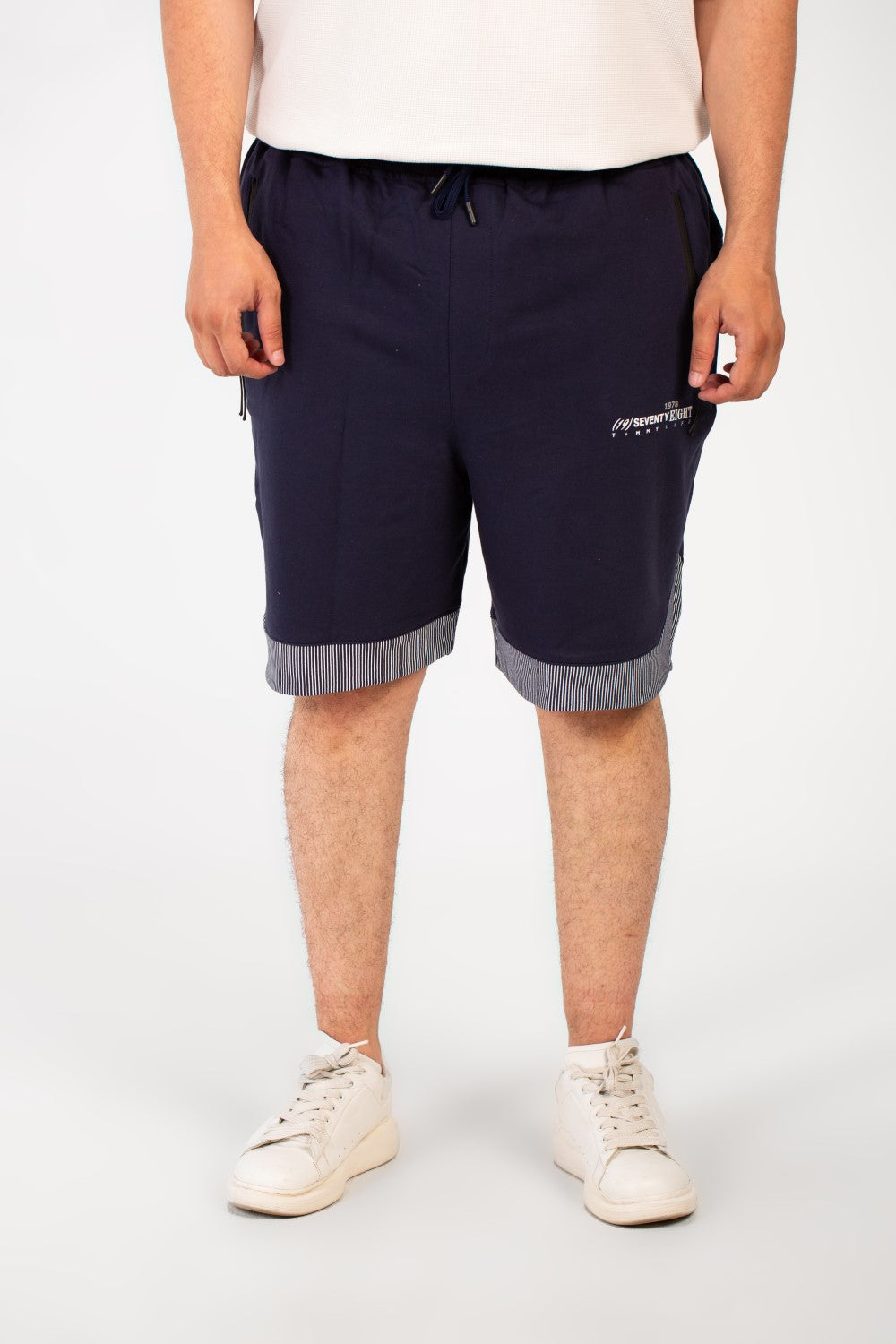 شورت ميلتون رجالي قصير بتصميم عصري ومقاس كبير مع طبعة نص جانبية