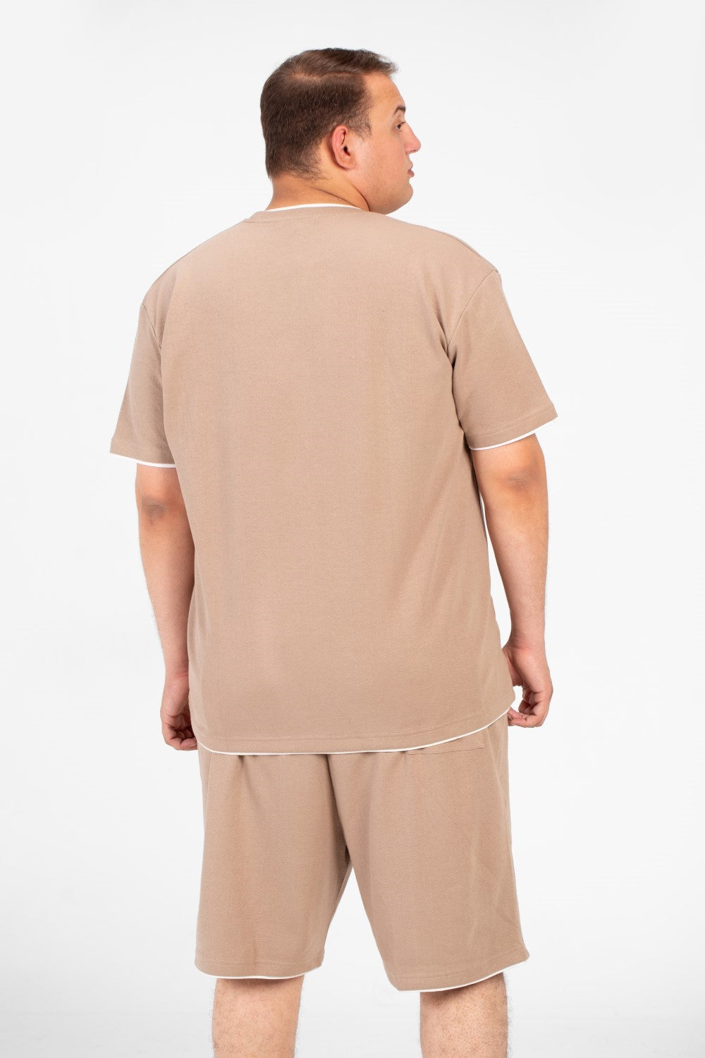 طقم ملابس رجالي أساسي كبير الحجم، يتكون من تي شيرت بأكمام قصيرة وشورت