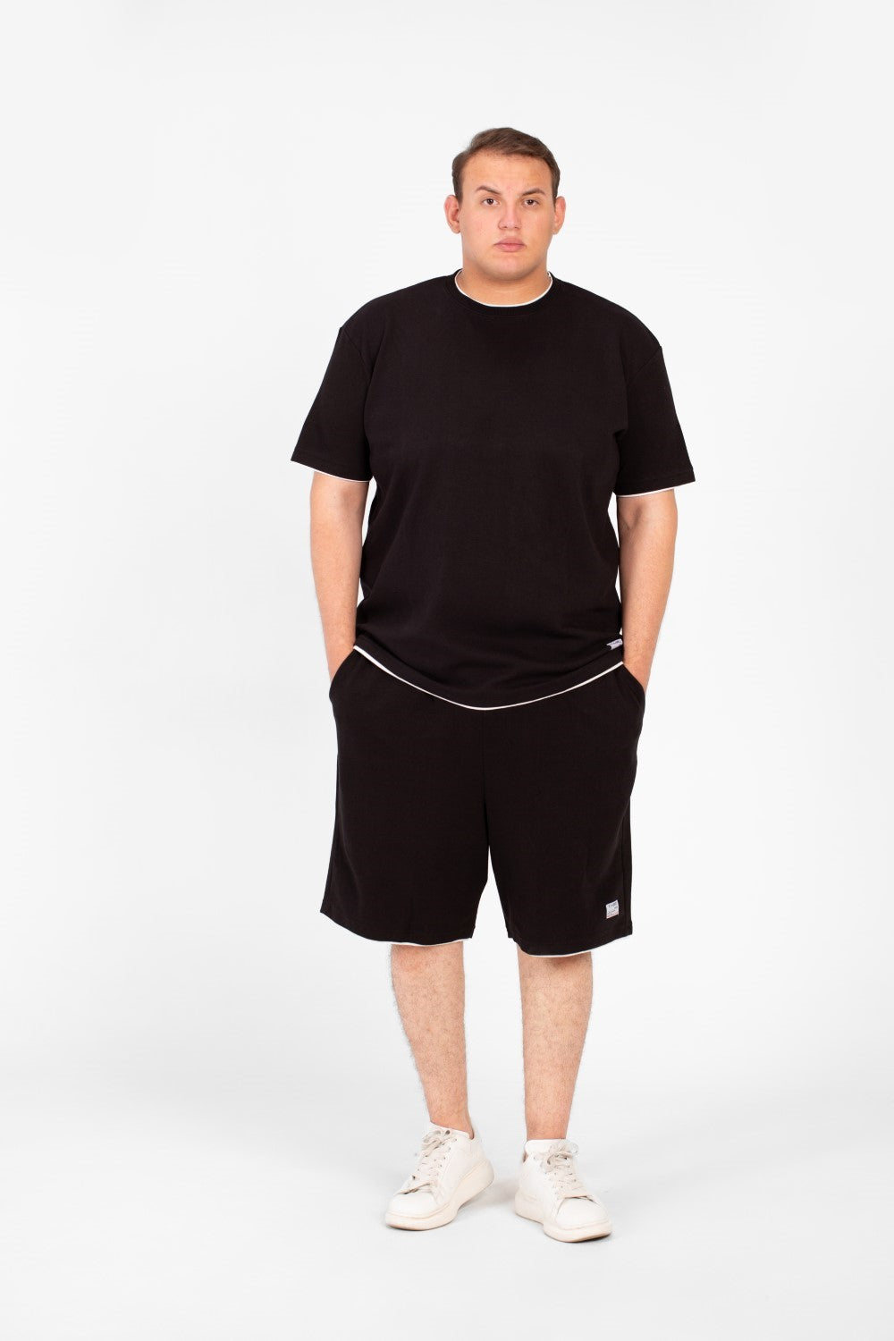 طقم ملابس رجالي أساسي كبير الحجم، يتكون من تي شيرت بأكمام قصيرة وشورت