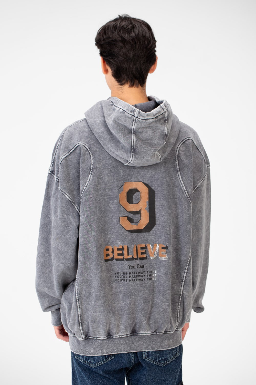 سويت شيرت رجالي كبير الحجم بقصّة عصرية ومصنوع من خامة عملية