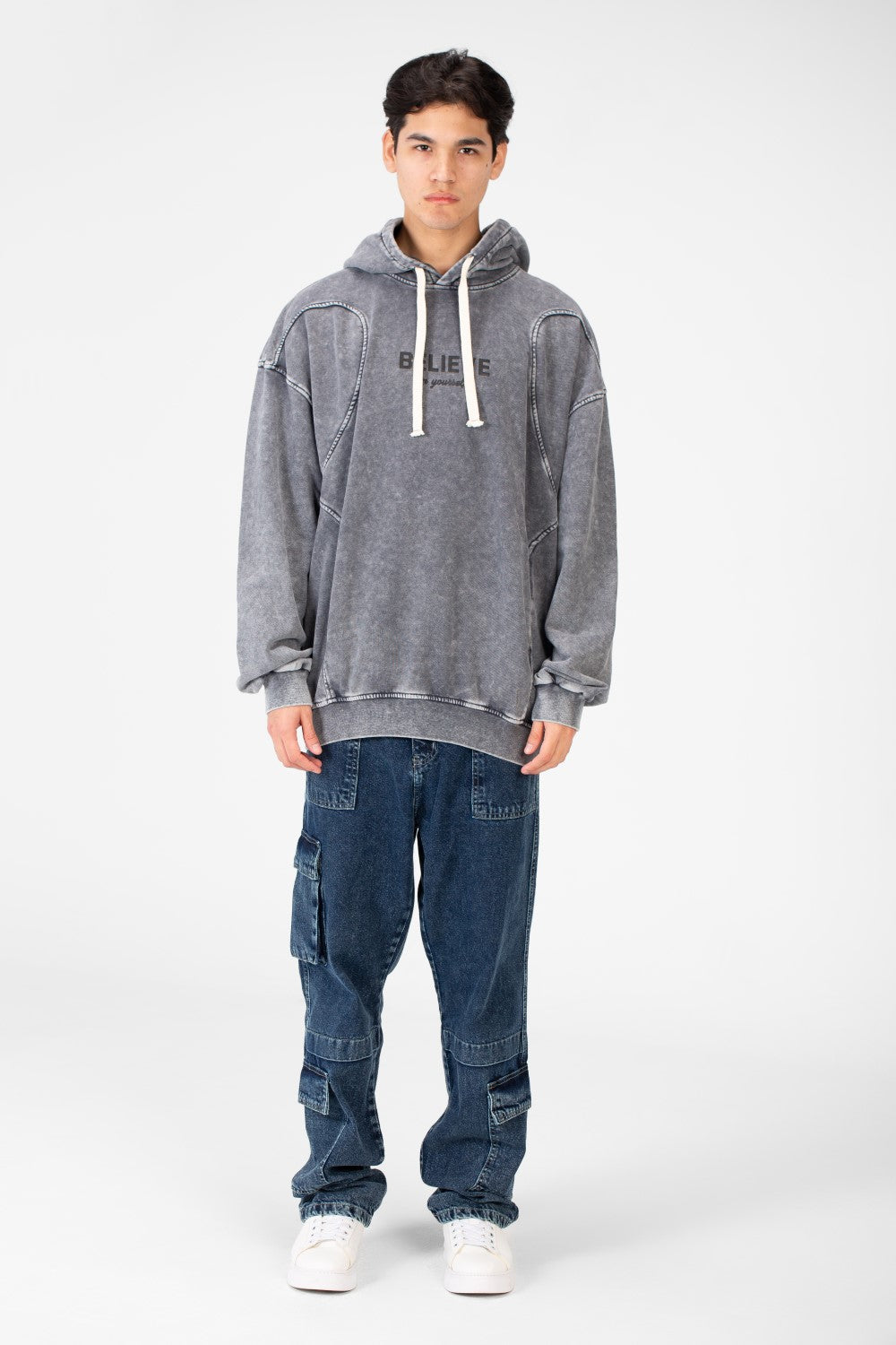 سويت شيرت رجالي كبير الحجم بقصّة عصرية ومصنوع من خامة عملية