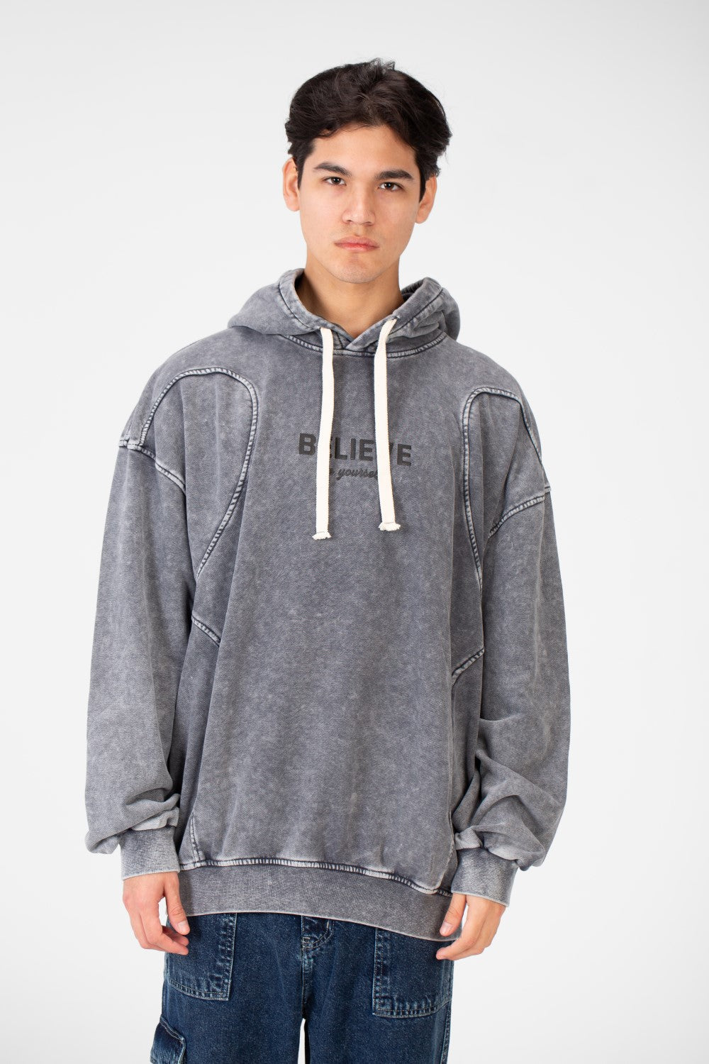 سويت شيرت رجالي كبير الحجم بقصّة عصرية ومصنوع من خامة عملية