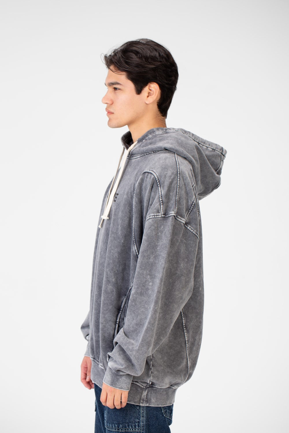 سويت شيرت رجالي كبير الحجم بقصّة عصرية ومصنوع من خامة عملية