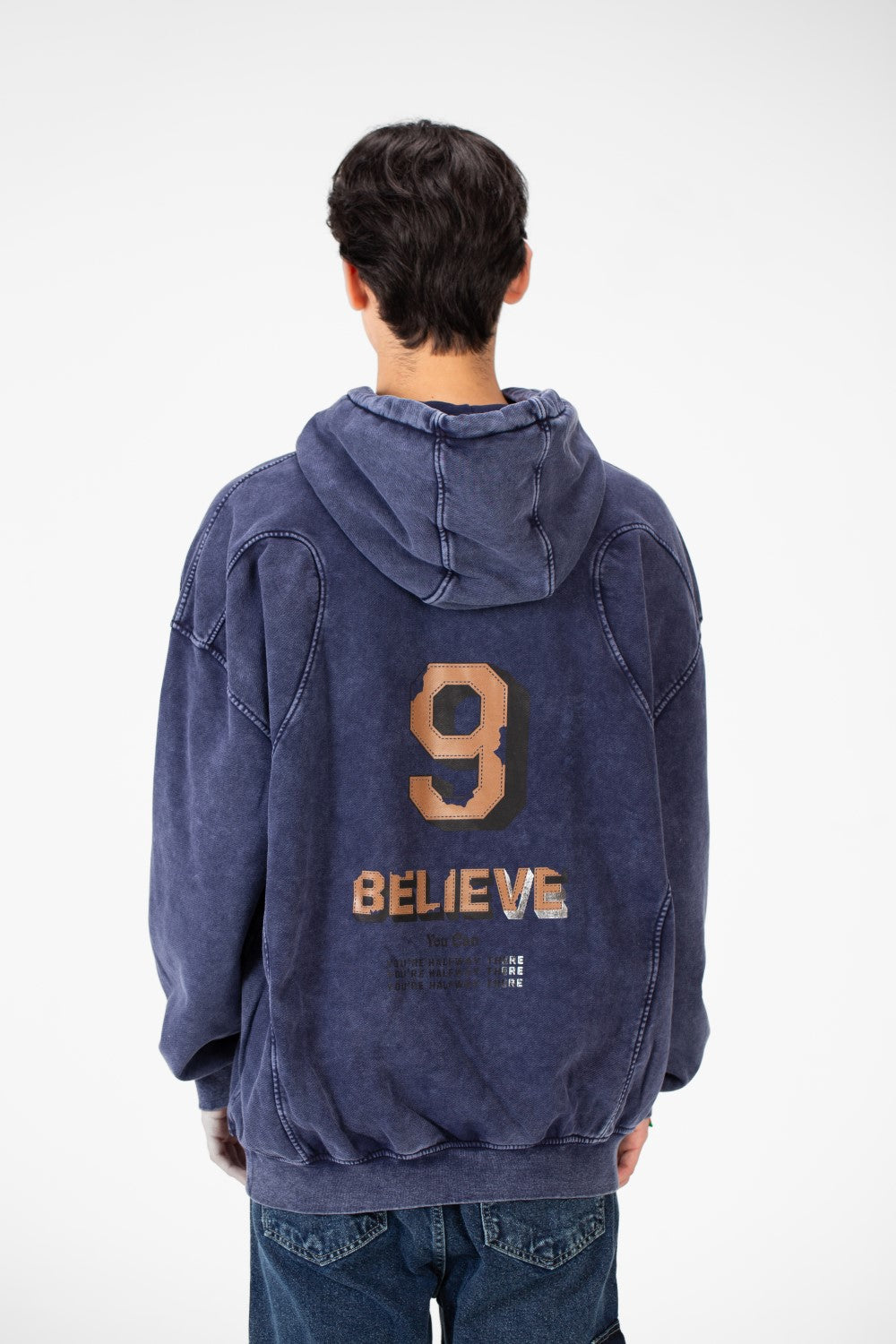 سويت شيرت رجالي كبير الحجم بقصّة عصرية ومصنوع من خامة عملية