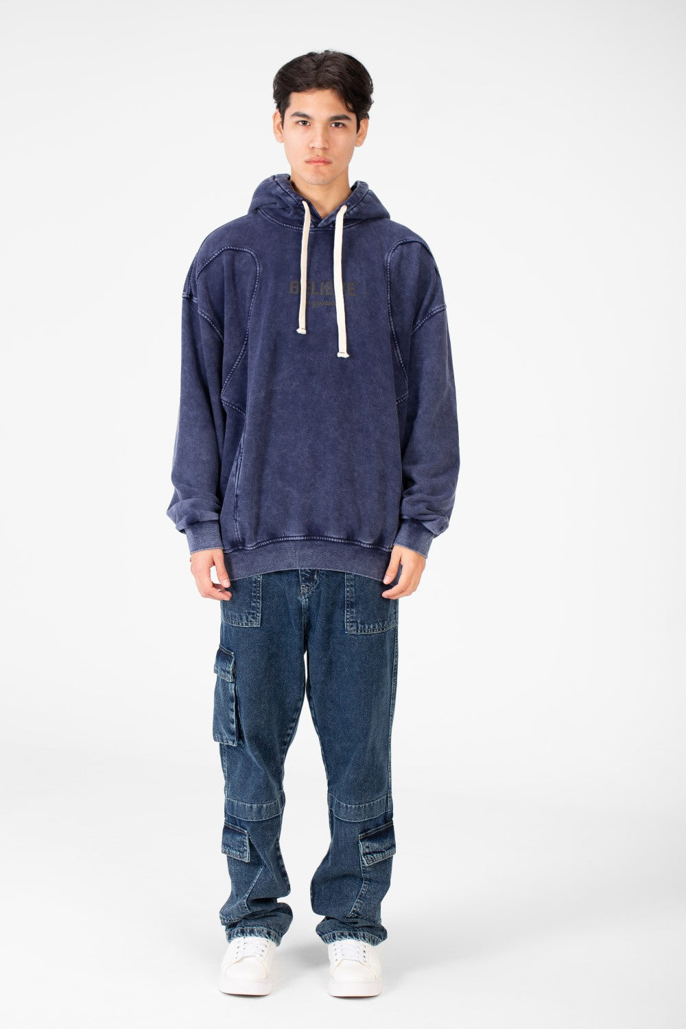 سويت شيرت رجالي كبير الحجم بقصّة عصرية ومصنوع من خامة عملية