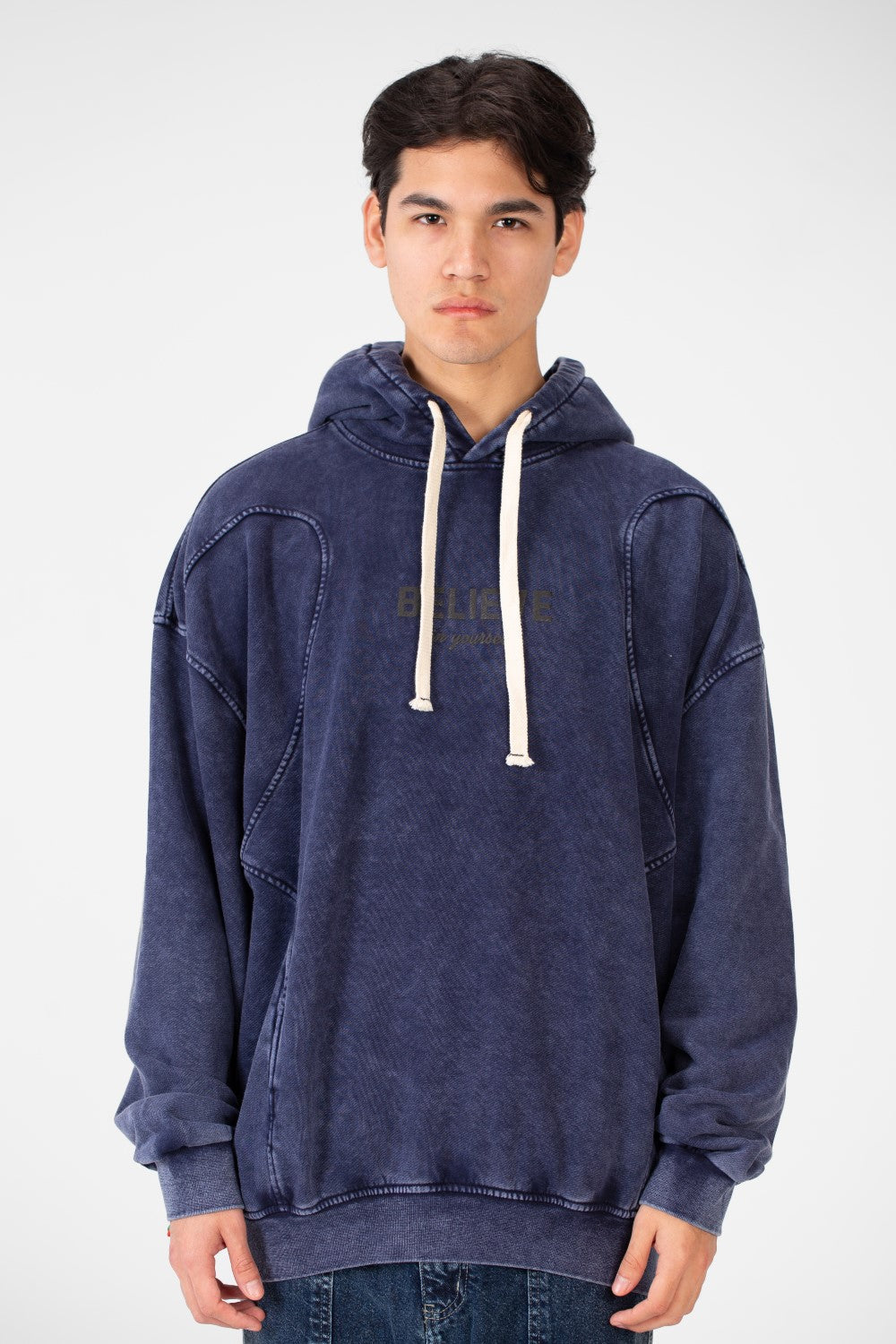 سويت شيرت رجالي كبير الحجم بقصّة عصرية ومصنوع من خامة عملية