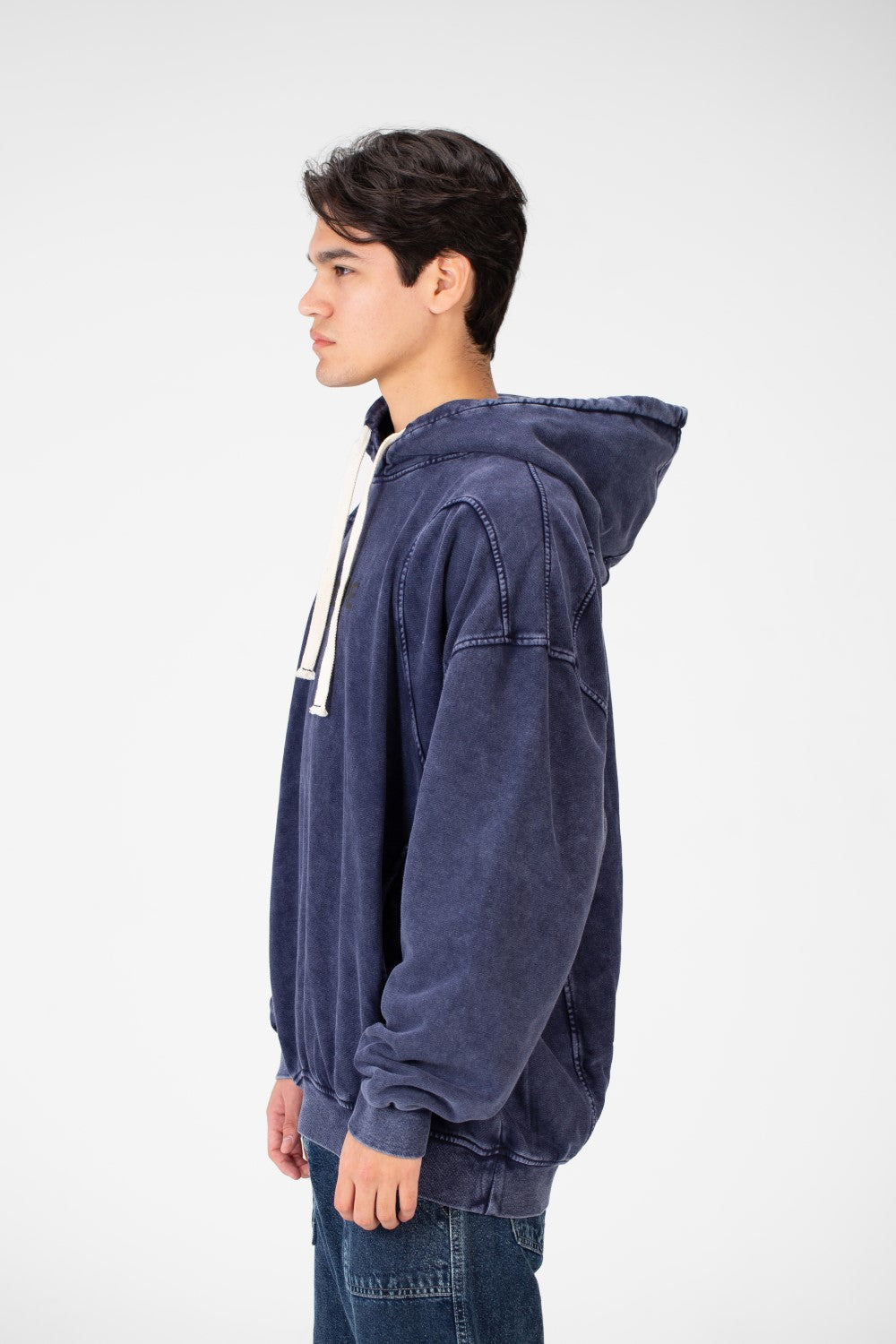 سويت شيرت رجالي كبير الحجم بقصّة عصرية ومصنوع من خامة عملية