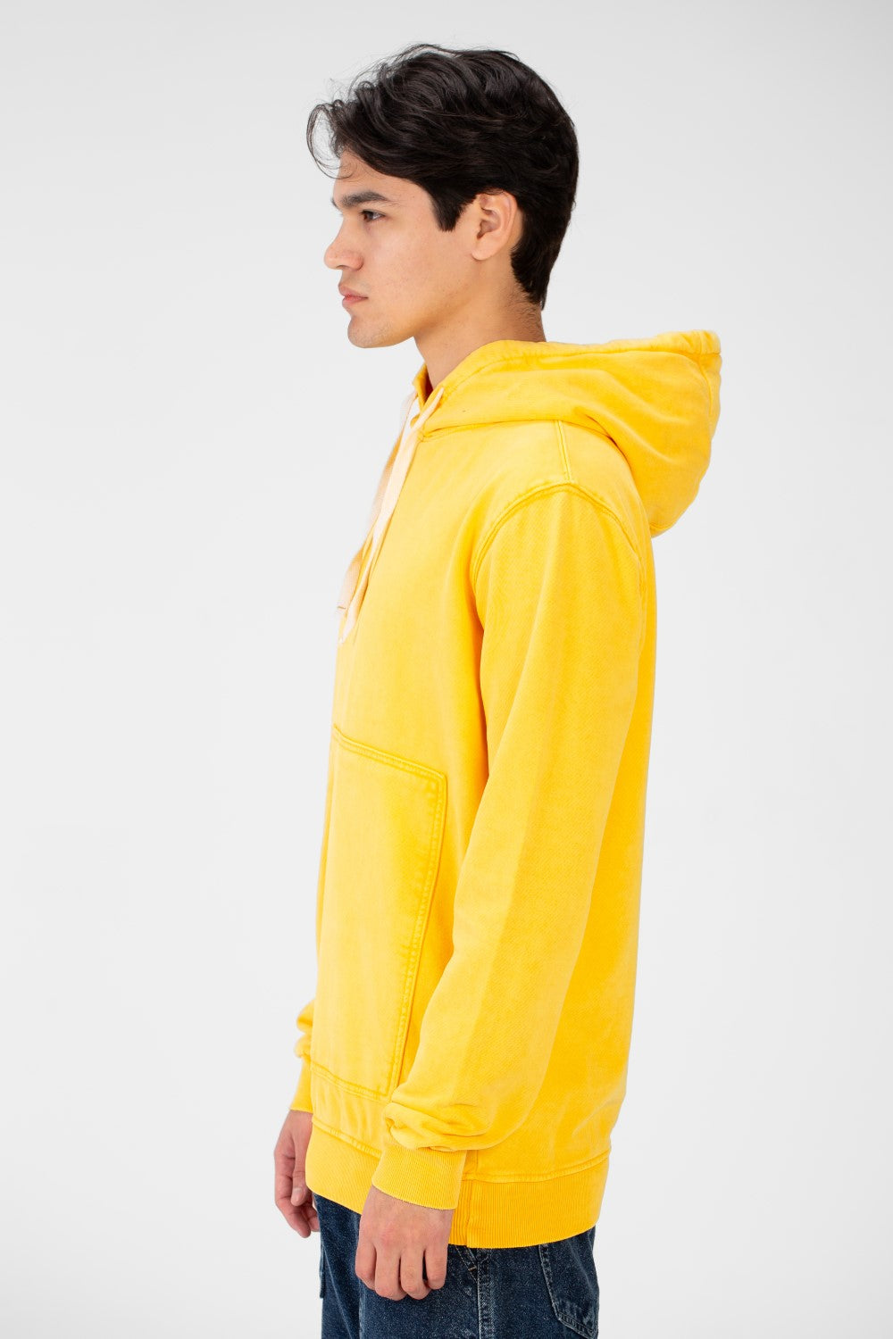 سويت شيرت رجالي مغسول بغطاء رأس وجيب عصري