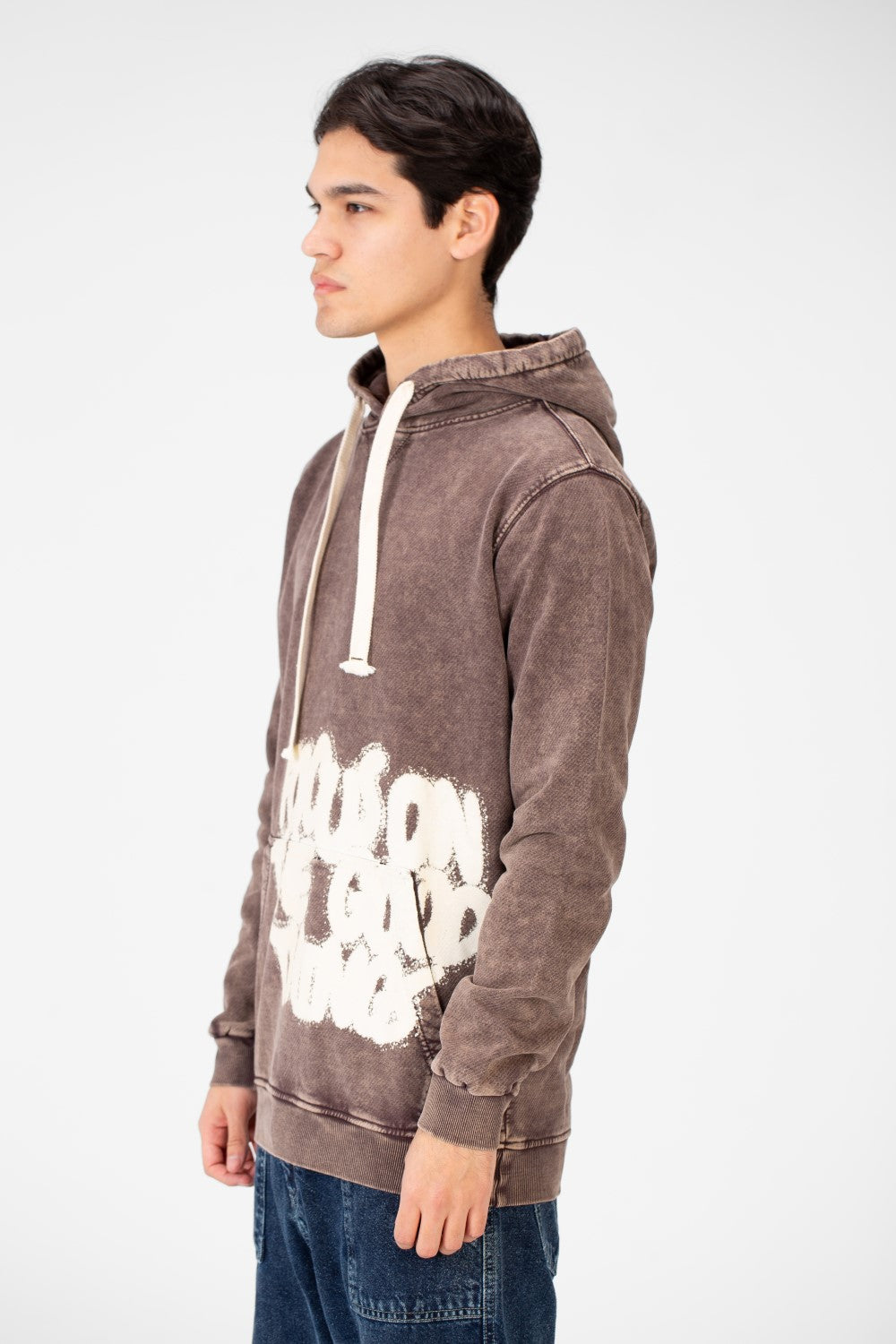 سويت شيرت رجالي مطبوع ومغسول مع جيب أمامي كبير