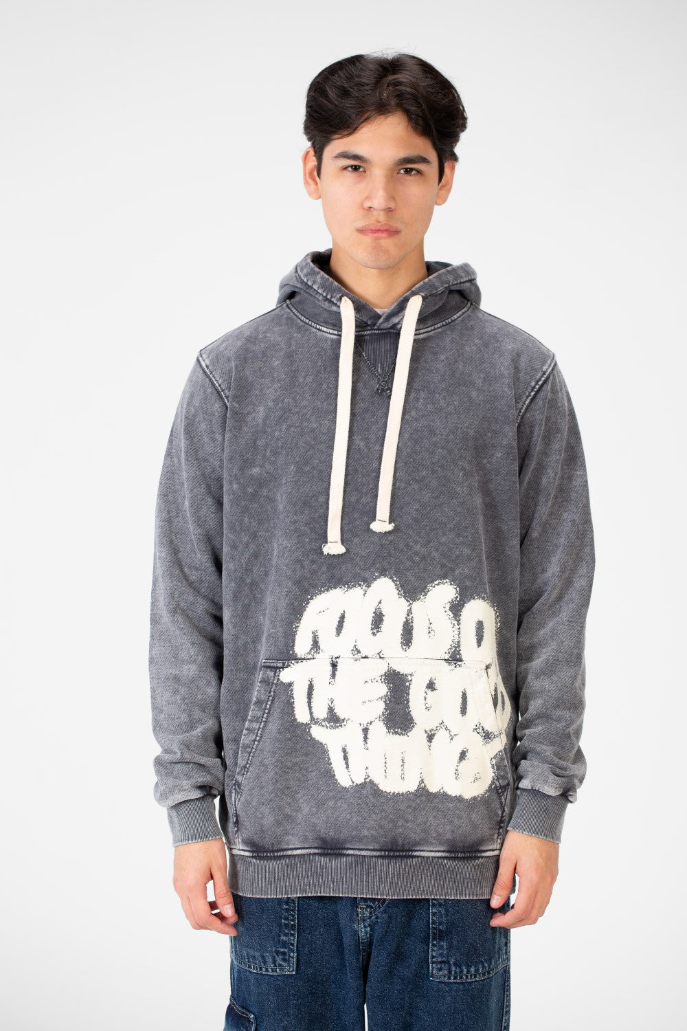 سويت شيرت رجالي مطبوع ومغسول مع جيب أمامي كبير