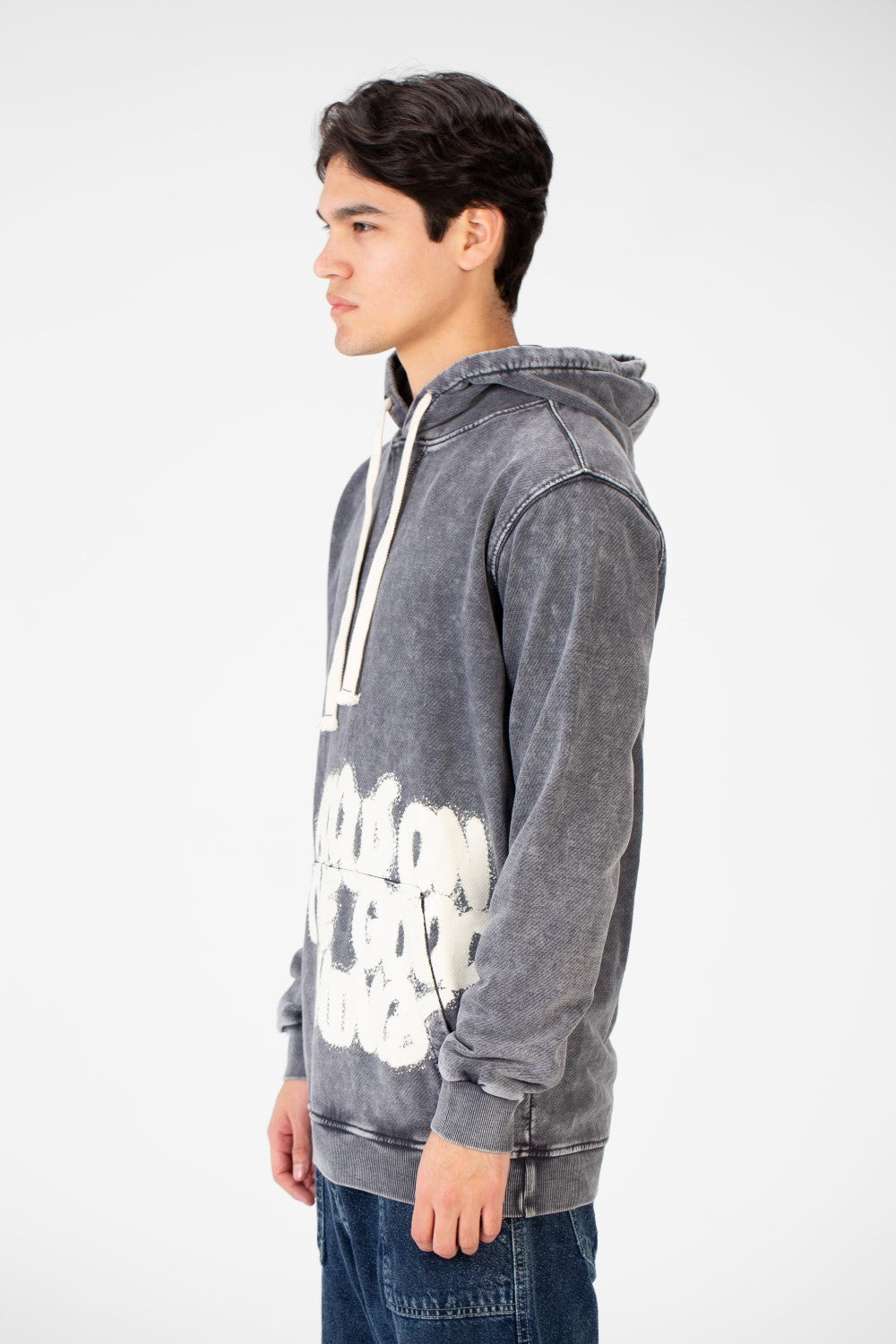 سويت شيرت رجالي مطبوع ومغسول مع جيب أمامي كبير