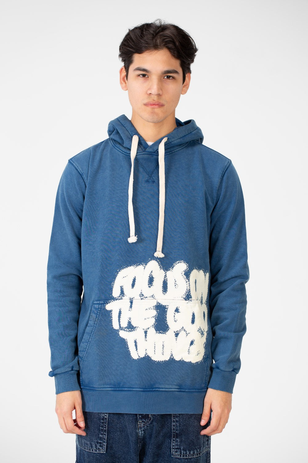 سويت شيرت رجالي مطبوع ومغسول مع جيب أمامي كبير