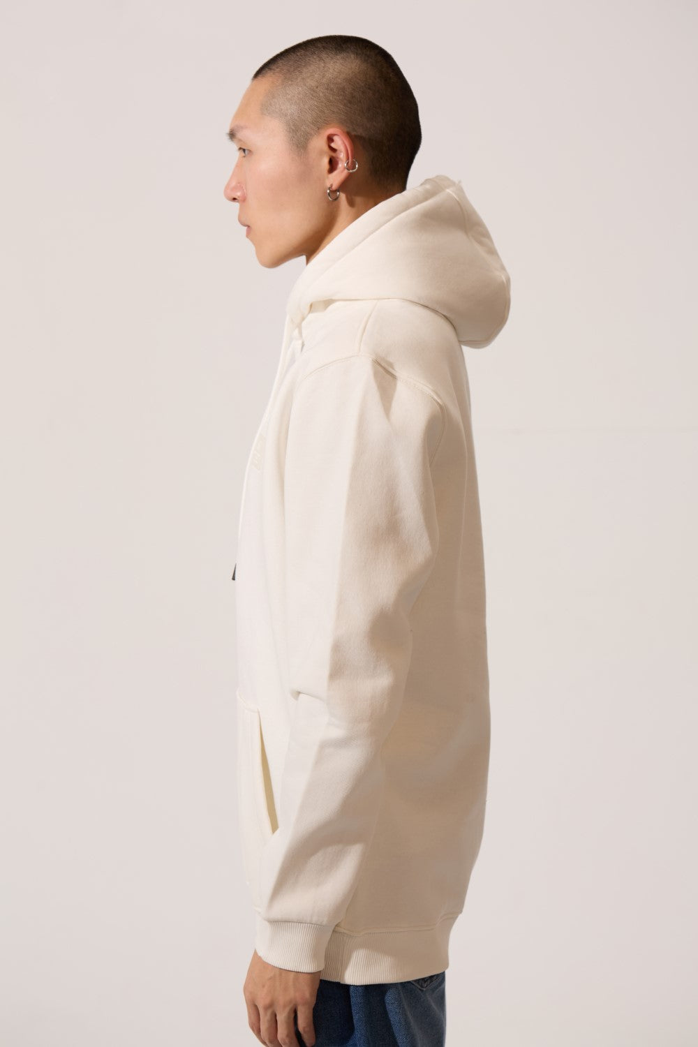 سويت شيرت توماتو رجالي أساسي بقصّة سليم وأكمام طويلة وغطاء للرأس، أبيض