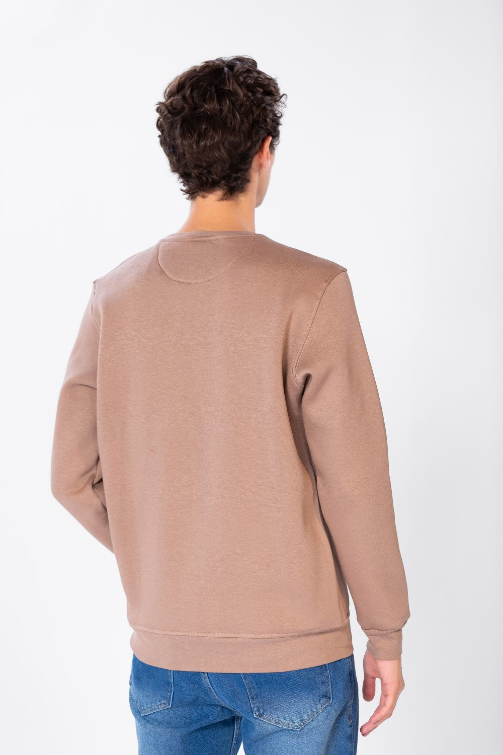 سويت شيرت رجالي بطبعة أمامية ورقبة دائرية