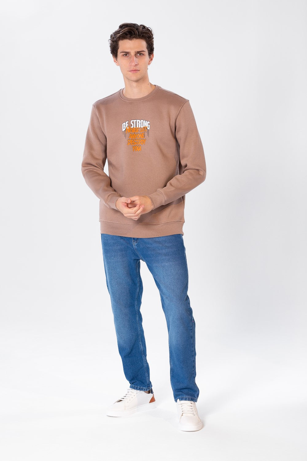 سويت شيرت رجالي بطبعة أمامية ورقبة دائرية