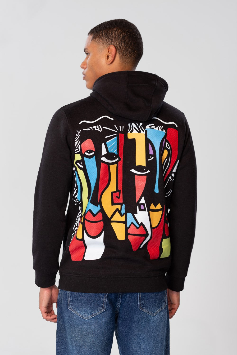 سويت شيرت رجالي بأكمام طويلة وجيب أمامي وغطاء رأس وطبعة جرافيكية