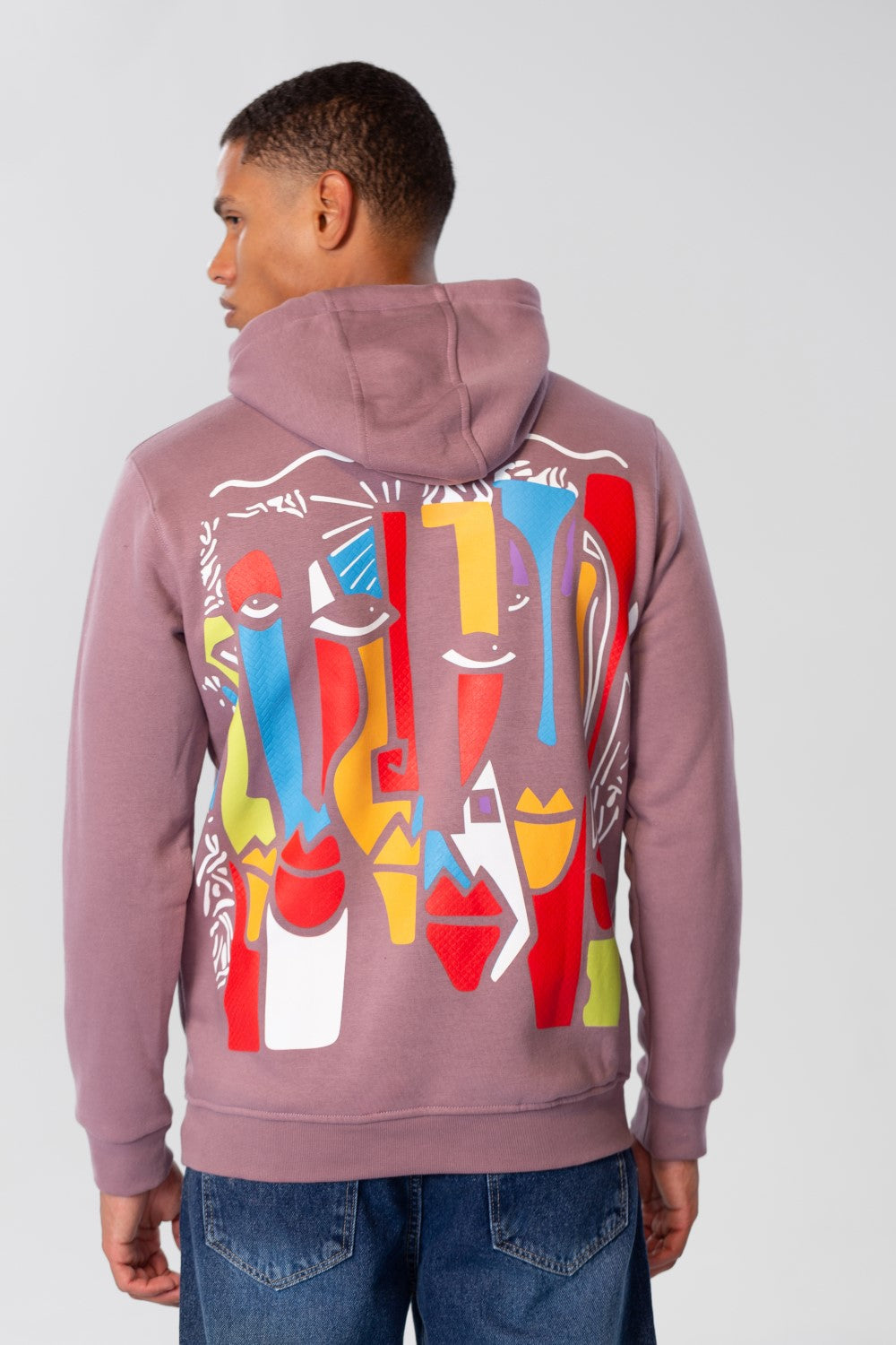 سويت شيرت رجالي بأكمام طويلة وجيب أمامي وغطاء رأس وطبعة جرافيكية