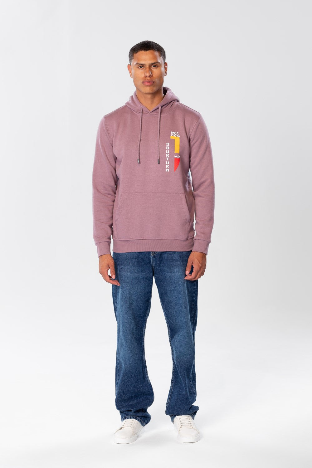 سويت شيرت رجالي بأكمام طويلة وجيب أمامي وغطاء رأس وطبعة جرافيكية