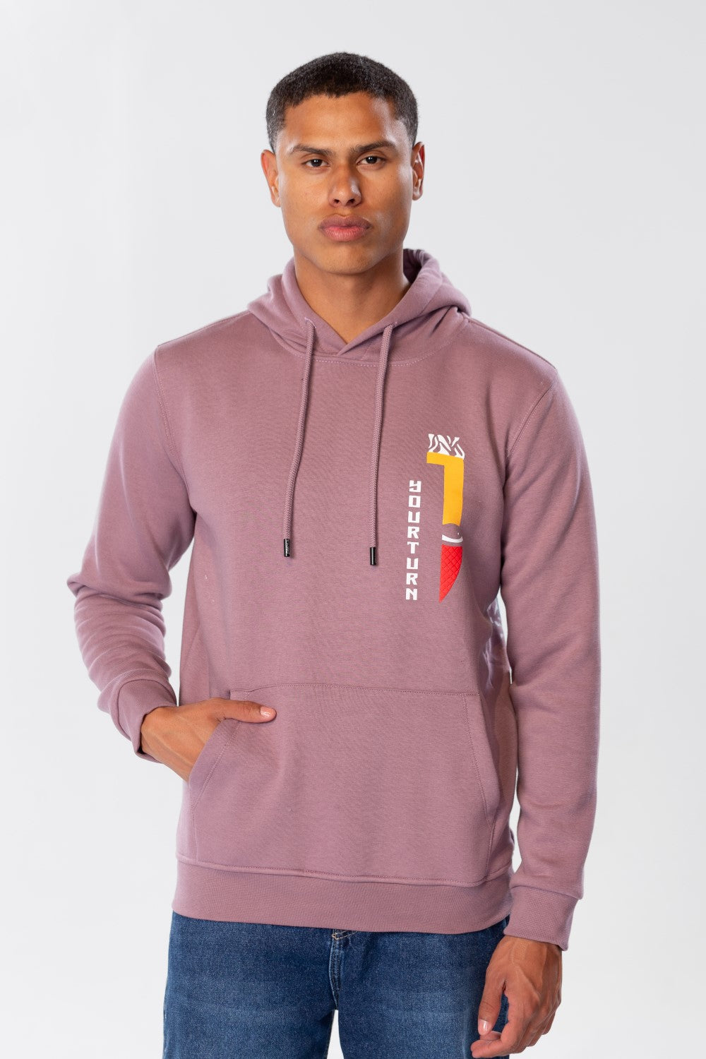 سويت شيرت رجالي بأكمام طويلة وجيب أمامي وغطاء رأس وطبعة جرافيكية