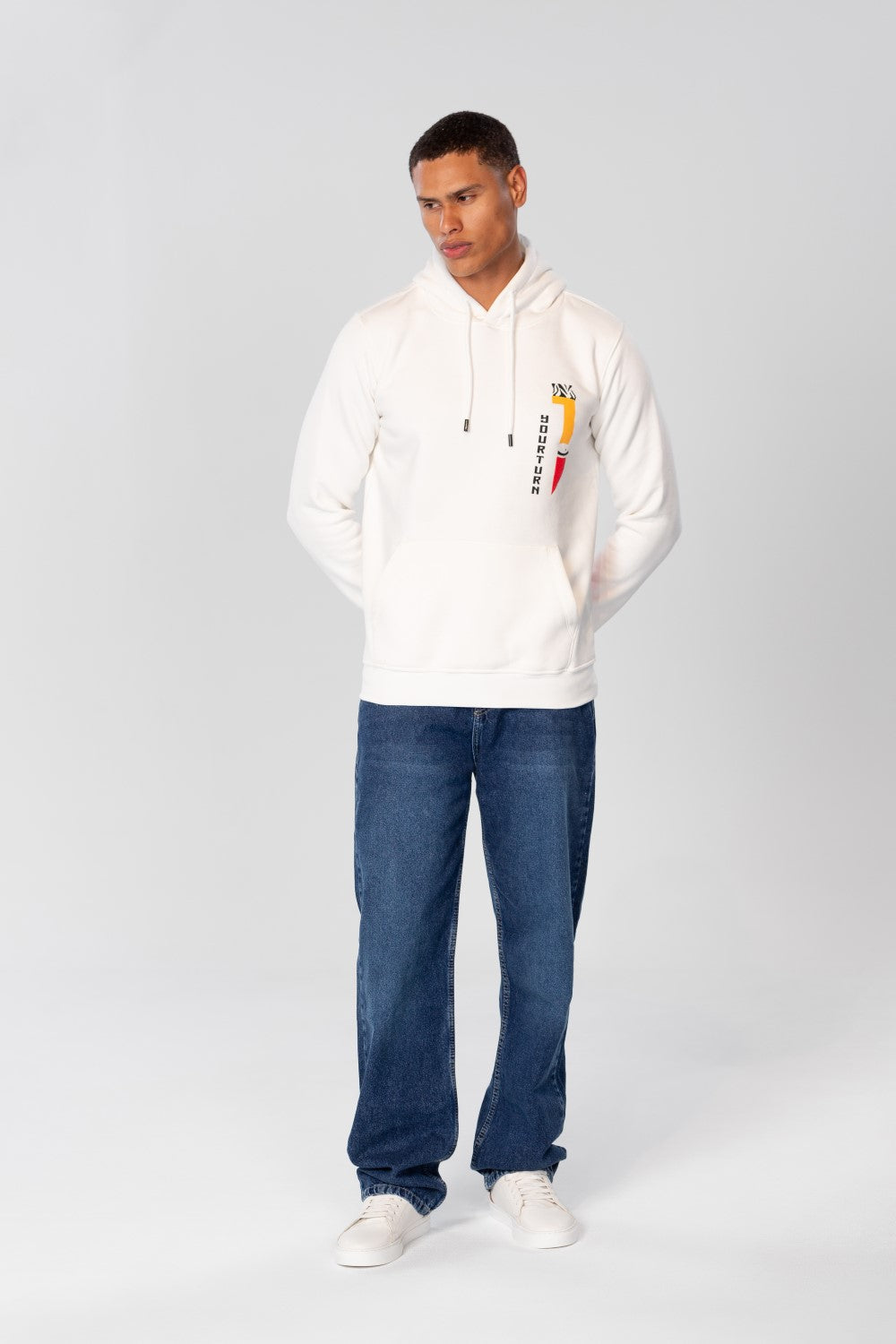 سويت شيرت رجالي بأكمام طويلة وجيب أمامي وغطاء رأس وطبعة جرافيكية