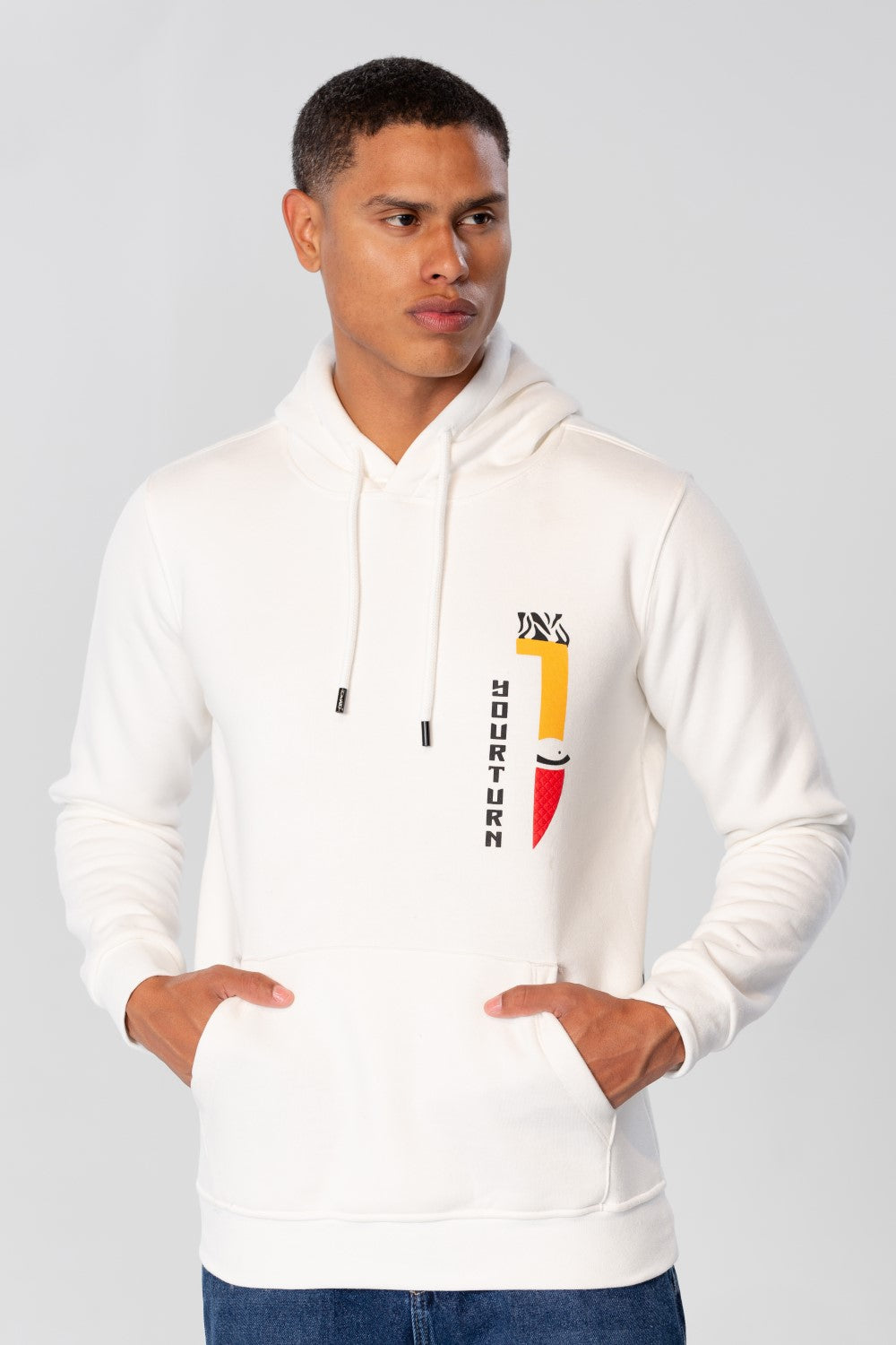 سويت شيرت رجالي بأكمام طويلة وجيب أمامي وغطاء رأس وطبعة جرافيكية