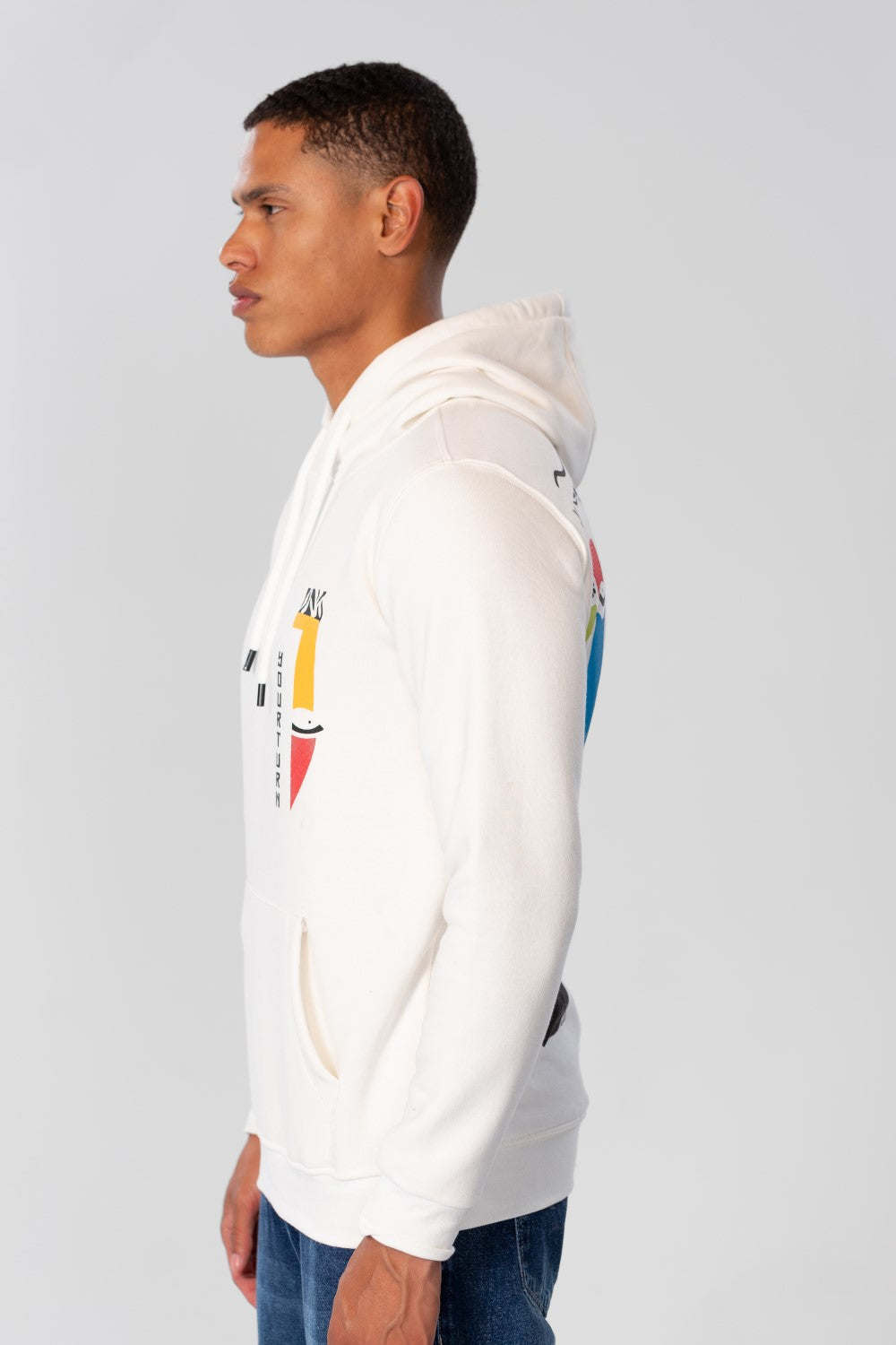 سويت شيرت رجالي بأكمام طويلة وجيب أمامي وغطاء رأس وطبعة جرافيكية