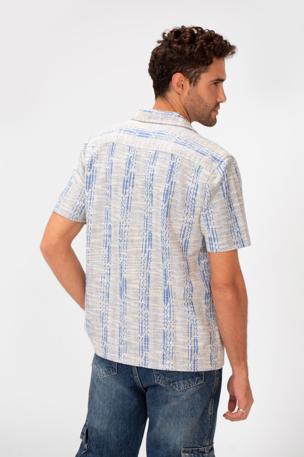 قميص رجالي صيفي عصري بقصّة ضيّقة وأكمام نصفية من القماش الشبكي