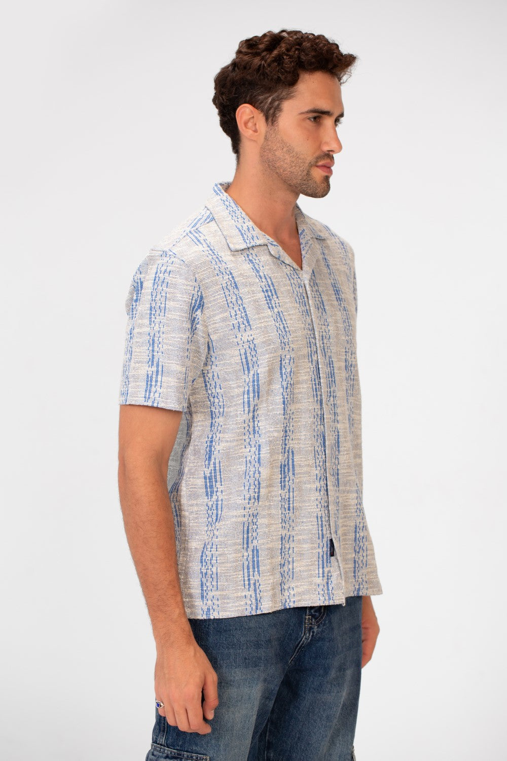 قميص رجالي صيفي عصري بقصّة ضيّقة وأكمام نصفية من القماش الشبكي