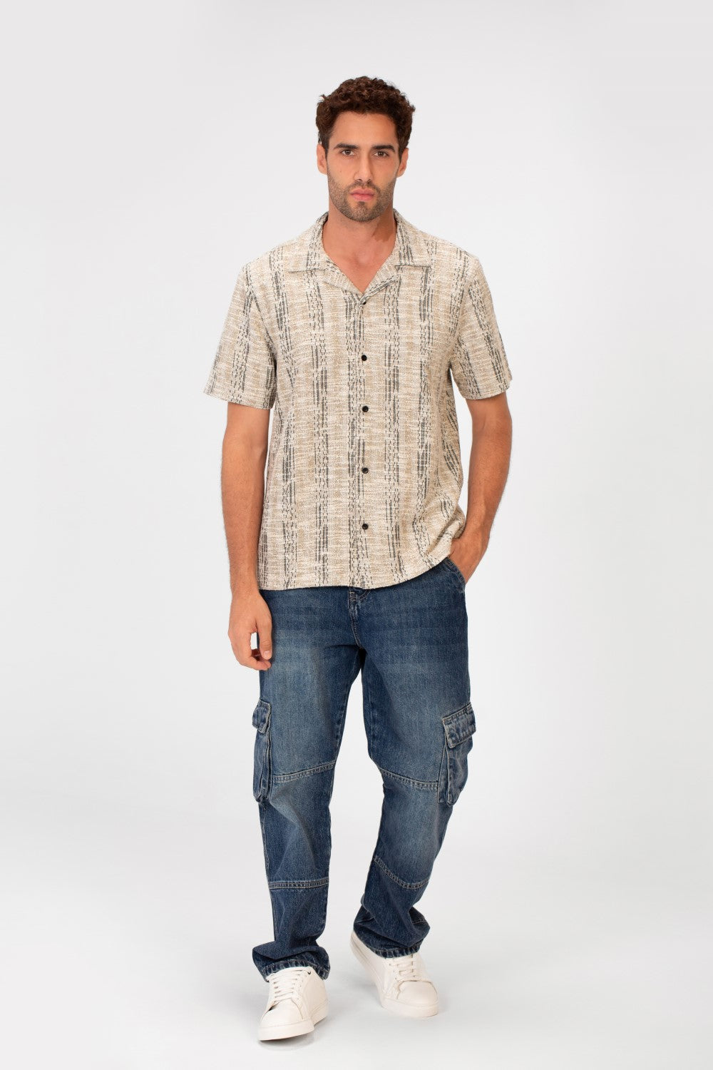 قميص رجالي صيفي عصري بقصّة ضيّقة وأكمام نصفية من القماش الشبكي