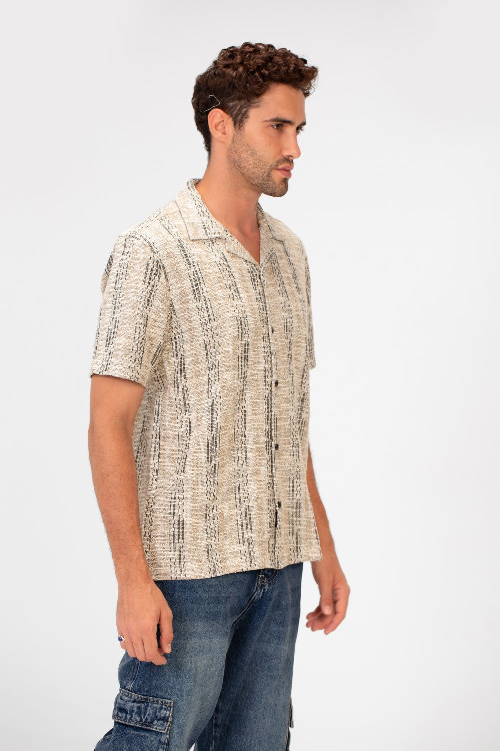 قميص رجالي صيفي عصري بقصّة ضيّقة وأكمام نصفية من القماش الشبكي