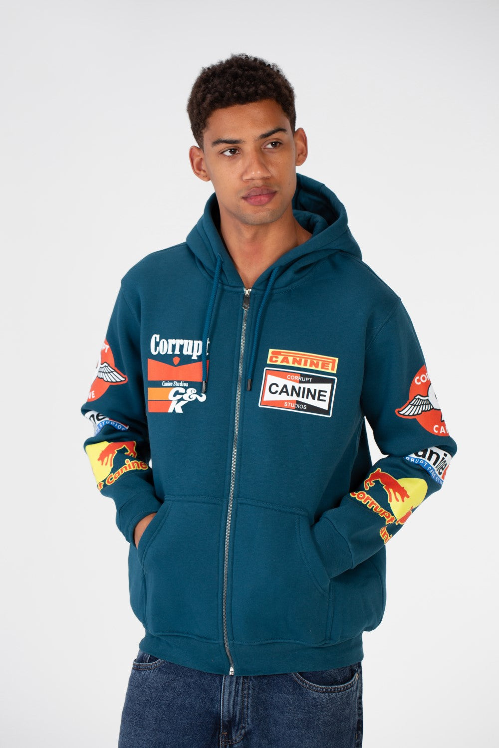 سويت شيرت رجالي بغطاء رأس وسحاب وجيب أمامي وطباعة على الأمام والكتف