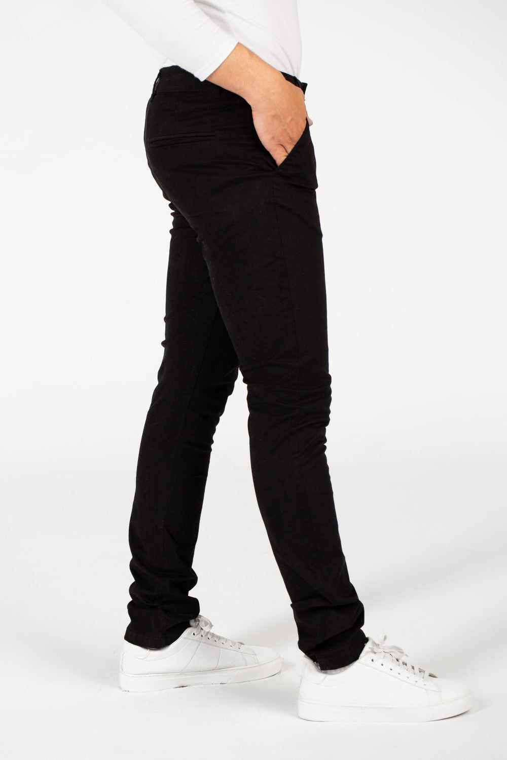 بنطلون رجالي من قماش الجبردين الأساسي بقصة ضيقة