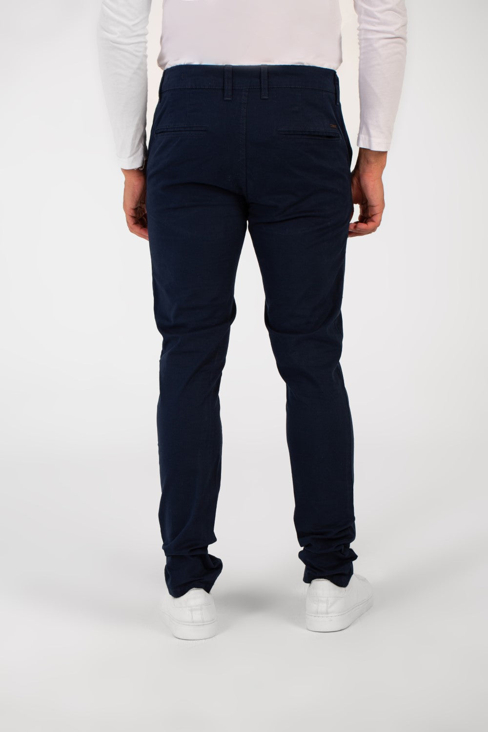 بنطلون رجالي كلاسيكي من الجبردين بقصّة أساسية وضيقة