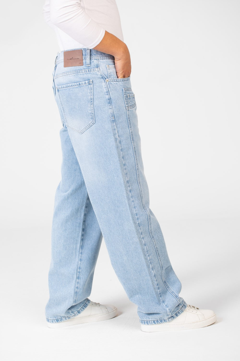 بنطلون جينز رجالي واسع الساق مع زر أمامي للإغلاق