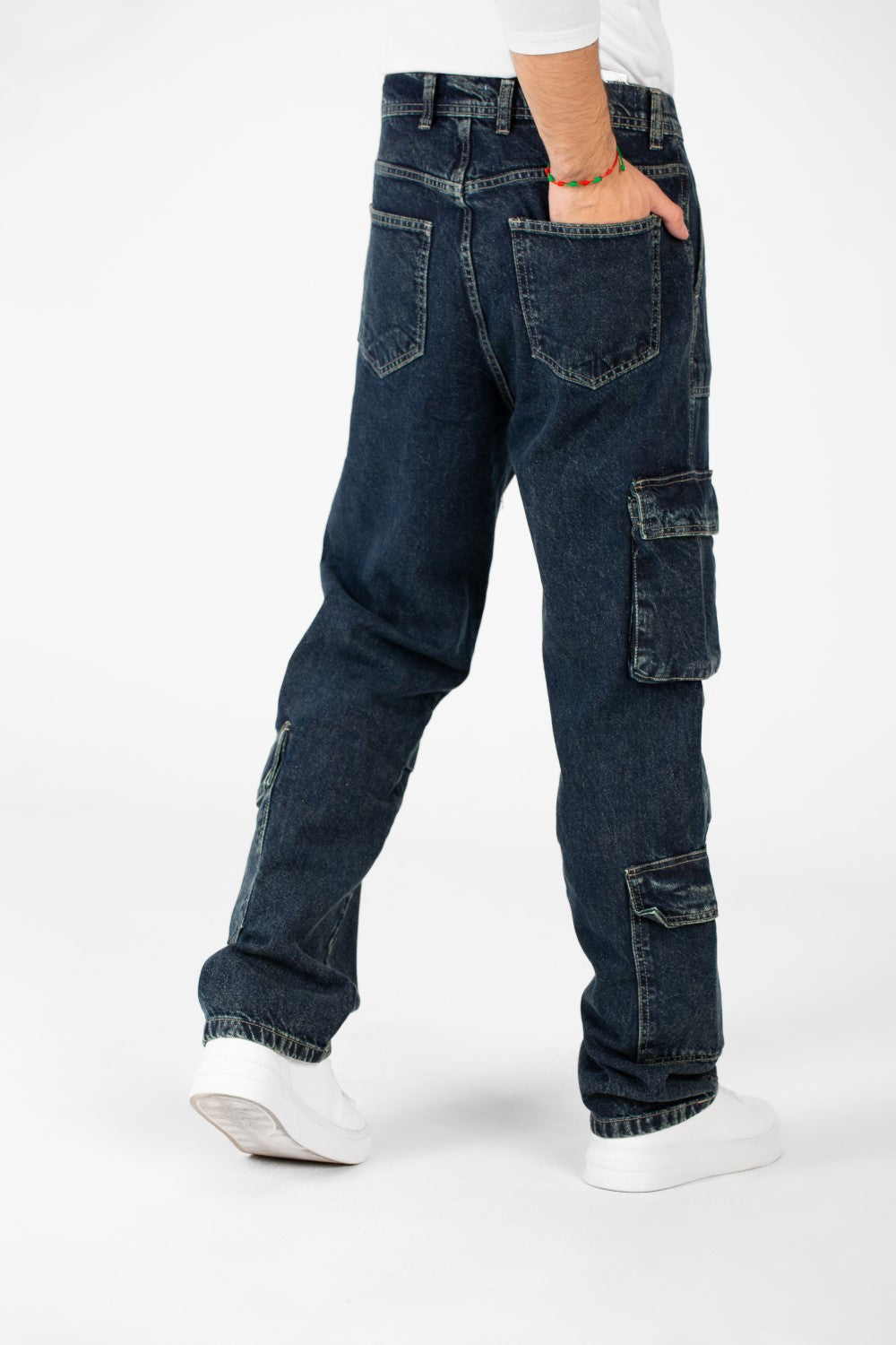 بنطلون جينز رجالي واسع الساق بقصّة عصرية فريدة