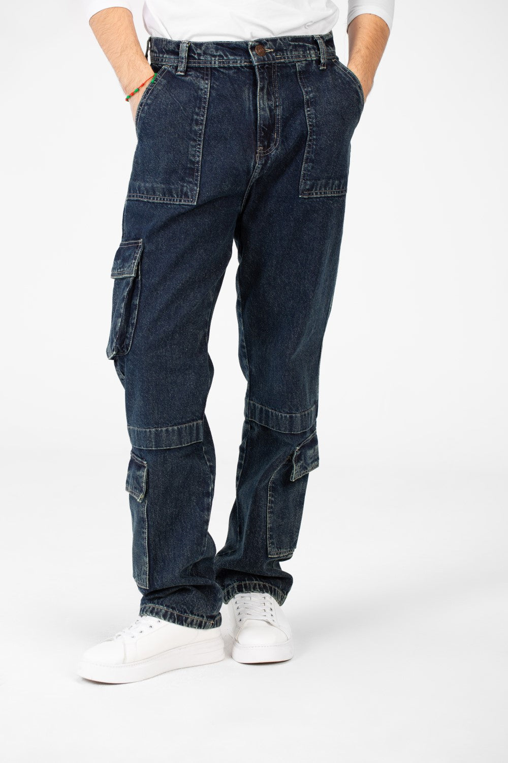 بنطلون جينز رجالي واسع الساق بقصّة عصرية فريدة