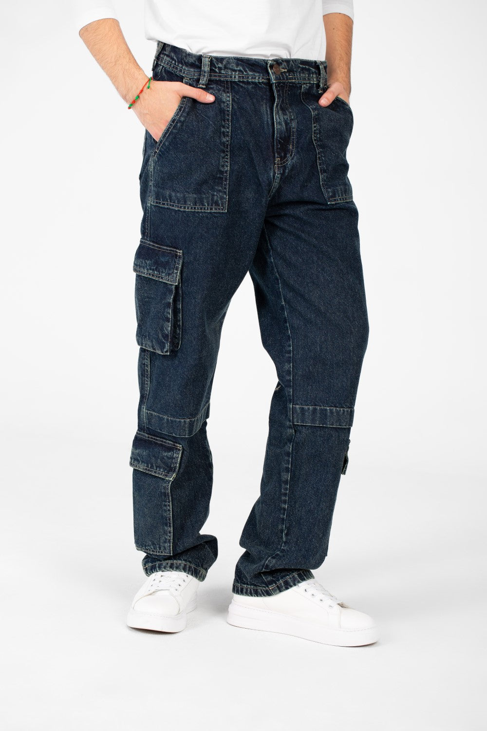 بنطلون جينز رجالي واسع الساق بقصّة عصرية فريدة