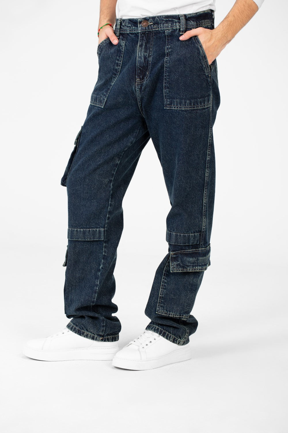 بنطلون جينز رجالي واسع الساق بقصّة عصرية فريدة