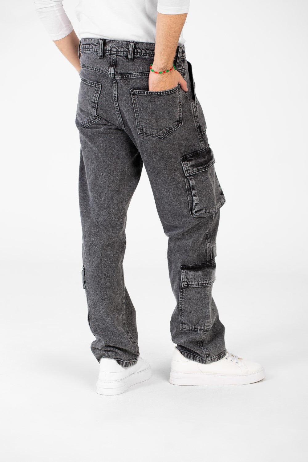 بنطلون جينز رجالي واسع الساق بقصّة عصرية فريدة