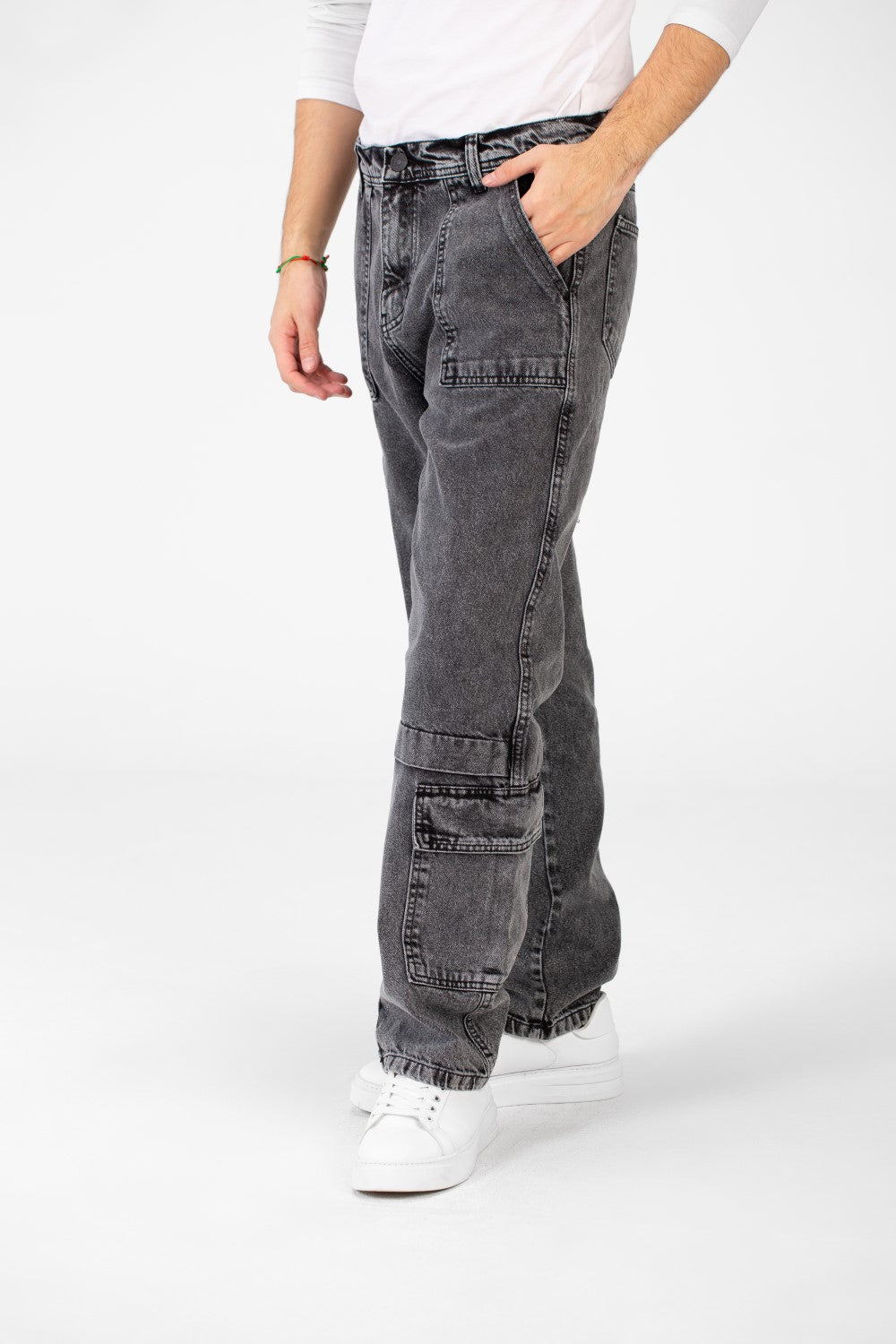 بنطلون جينز رجالي واسع الساق بقصّة عصرية فريدة
