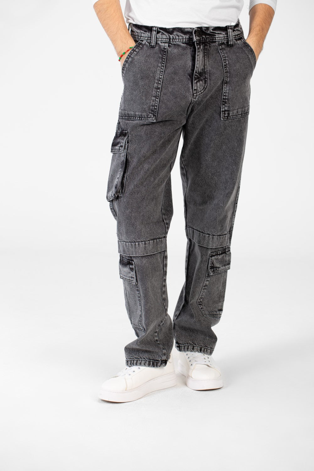 بنطلون جينز رجالي واسع الساق بقصّة عصرية فريدة