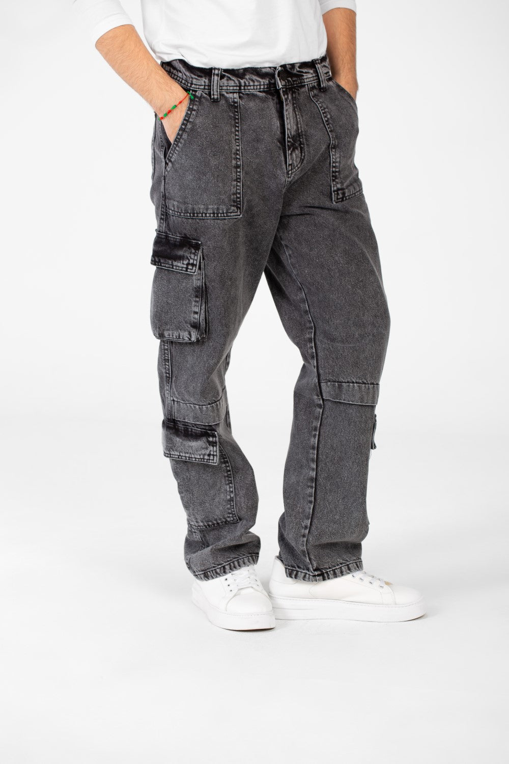 بنطلون جينز رجالي واسع الساق بقصّة عصرية فريدة