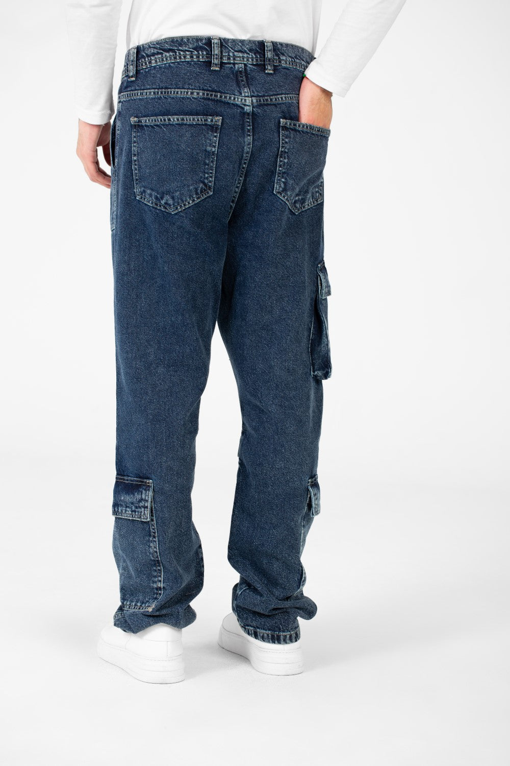 بنطلون جينز رجالي واسع الساق بقصّة عصرية فريدة