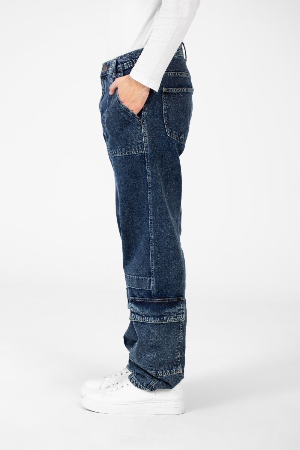 بنطلون جينز رجالي واسع الساق بقصّة عصرية فريدة