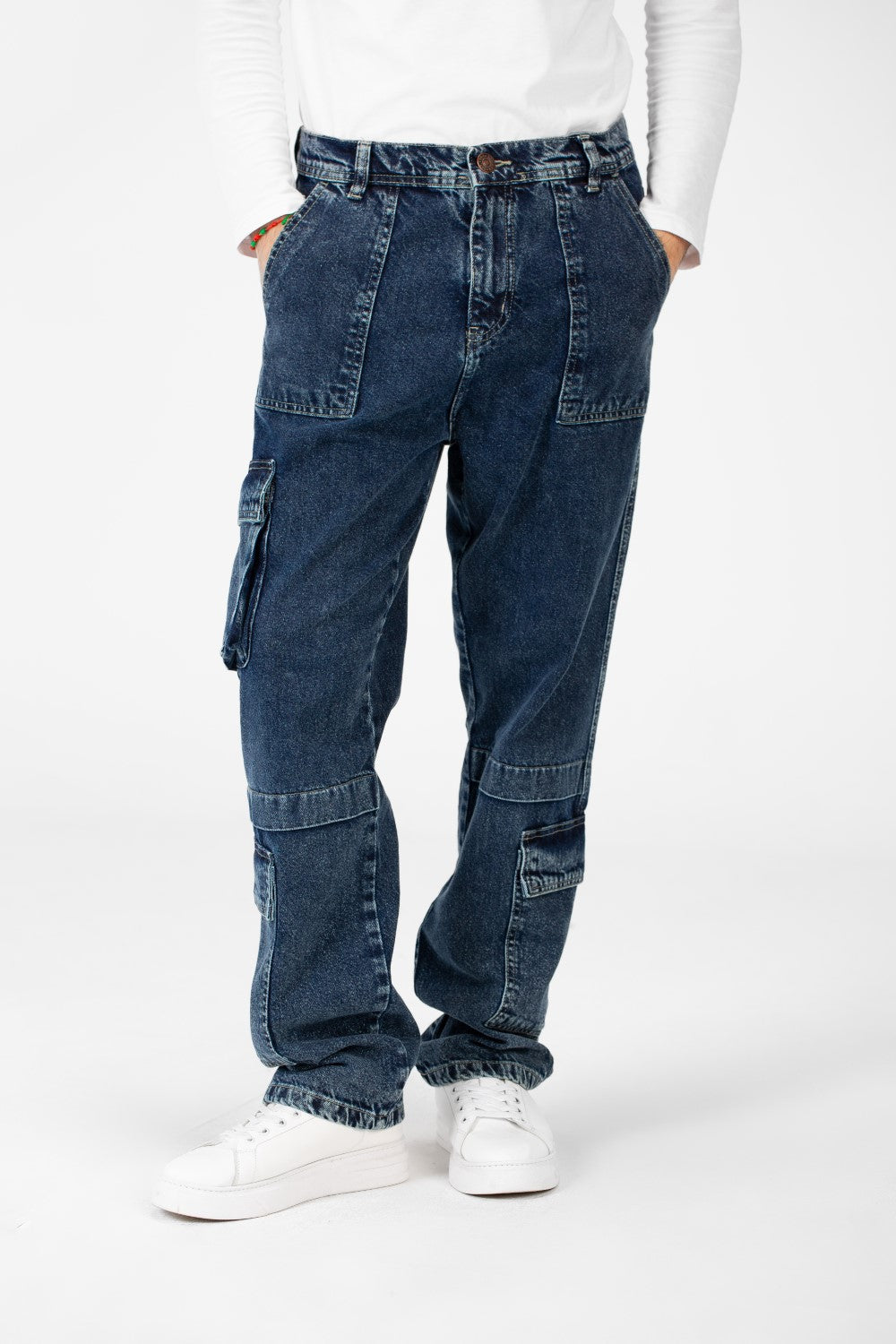 بنطلون جينز رجالي واسع الساق بقصّة عصرية فريدة