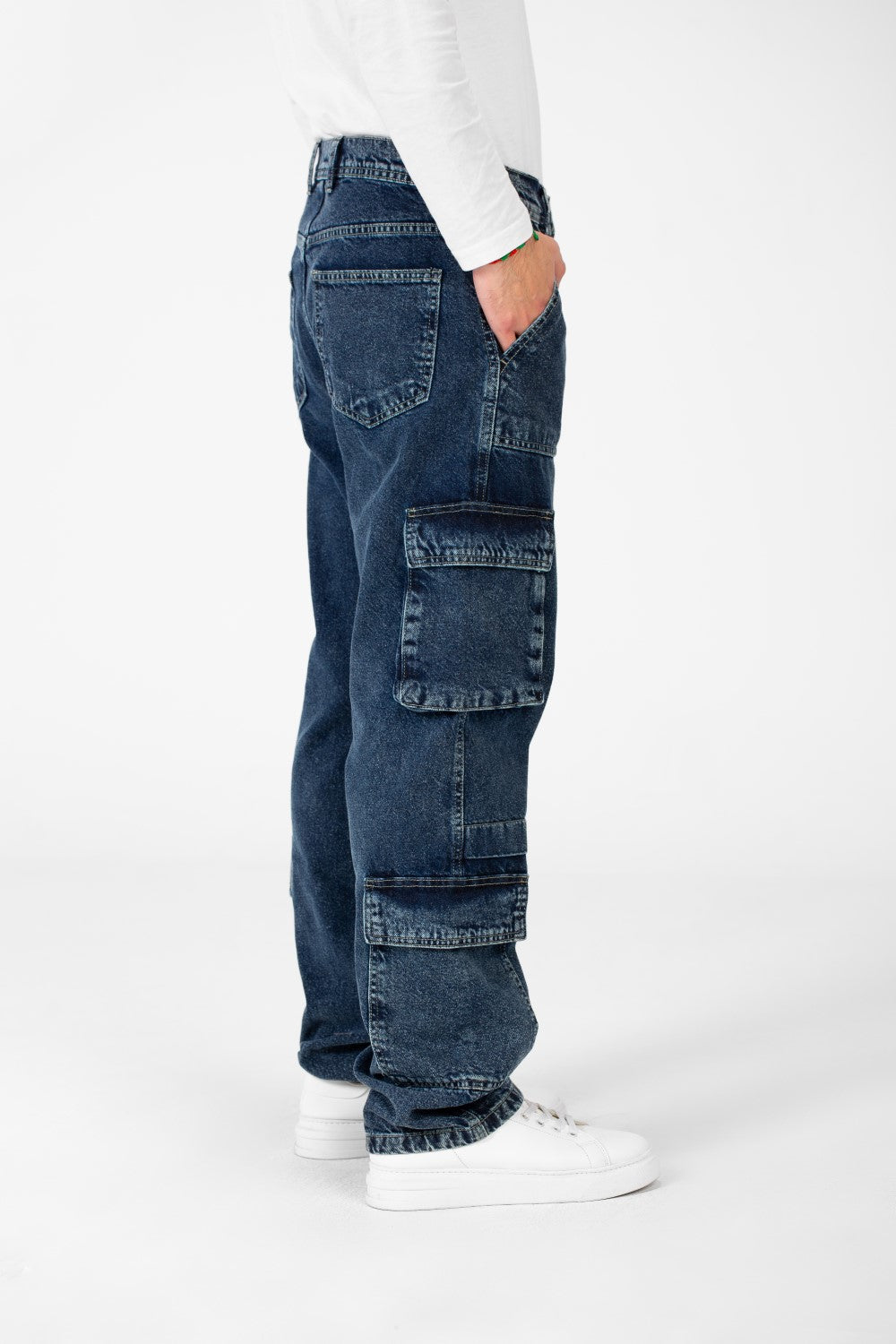 بنطلون جينز رجالي واسع الساق بقصّة عصرية فريدة